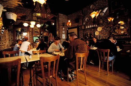 France, Nord (59), Lille, rue de la Monnaie dans la vieille ville, un restaurant dans une maison traditionnelle