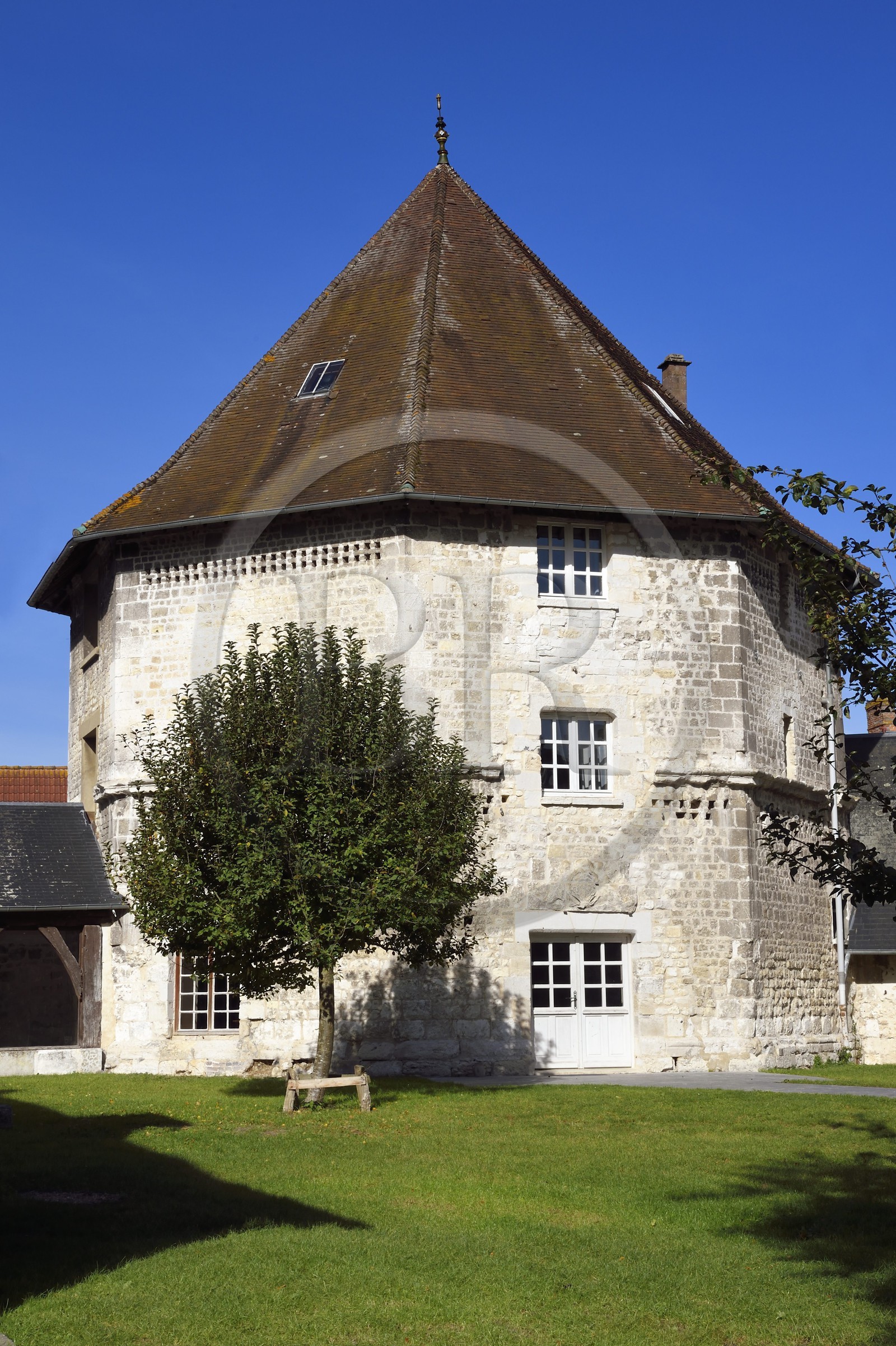 France, Seine-Maritime (76), Parc naturel régional des Boucles de la Seine normande, le manoir des Templiers d'Ambourville, l'ancien colombier octogonal