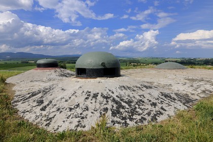 France, Bas-Rhin (67), Hunspach, la Ligne Maginot, le fort de Schoenenbourg, les dessus du bloc 2 avec ses cloches blindées de guetteurs