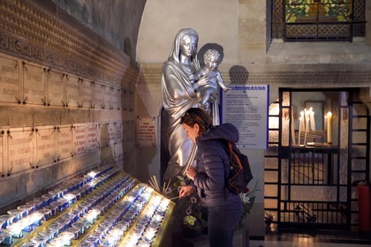 France, Bouches-du-Rhône (13), Marseille, basilique Notre-Dame de la Garde, les fidèles brulent des cierges et des bougies à l'entrée de la crypte