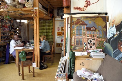 France, Paris (75), Barthelemy Toguo, l'artiste fondateur de Bandjoun Station au Cameroun (représenté dans la peinture à droite), dans son atelier parisien