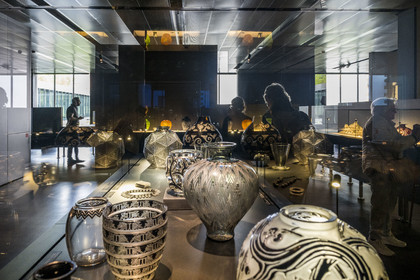 France, Bas-Rhin (67), Wingen-sur-Moder, le musée Lalique, vitrine présentant des créations de Suzanne Lalique-Haviland