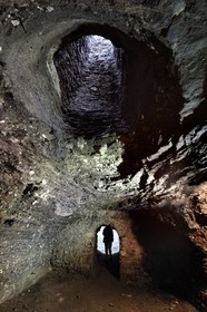 France, Puy-de-Dôme (63), Clermont-Ferrand, membre de l'association ACAVIC (Amis des Caves du Vieux Clermont) dans les galeries creusées dans les sous-sols en tuf du Conservatoire (ancien Lycée Blaise Pascal), puit d'aération en haut