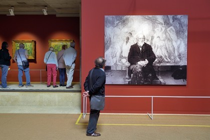 Suisse, canton du Valais, Martigny, Fondation Pierre Gianadda, portrait photographique de Paul Cézanne assis devant les Grandes Baigneuses en cours d'exécution