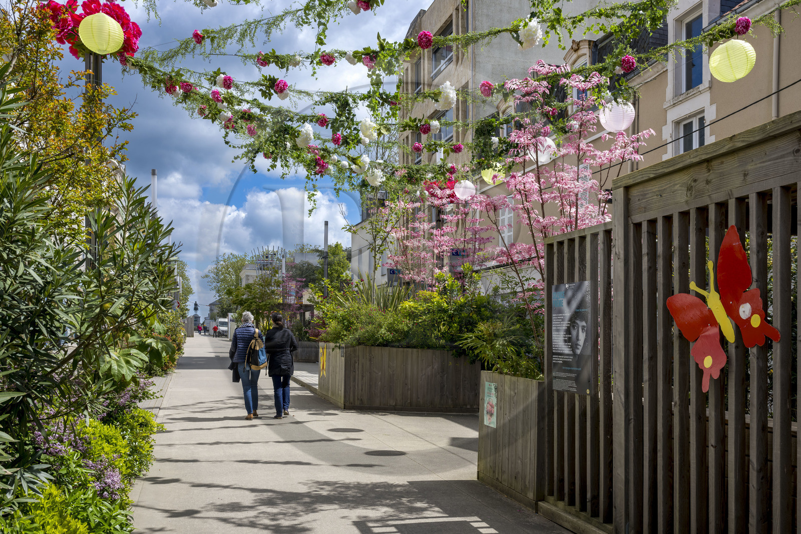 France, Vendée (85), La Roche-sur-Yon, la rue piétonne Georges Clemenceau et la place Napoléon en arrière plan