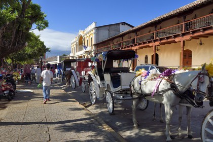 Nicaragua, Granada, maisons coloniales sur le Parque Central (Parque Colon), voiture à cheval et taxi
