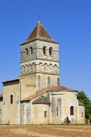 France, Dordogne (24), Périgord Vert, Javerlhac-et-la-Chapelle-Saint-Robert, cycliste faisant la véloroute La Flow Vélo devant le chevet de l'église romane XIIème siècle de La Chapelle-Saint-Robert, église de l'ancien prieuré fondé par un disciple du premier abbé de la Chaise-Dieu Robert de Turlande