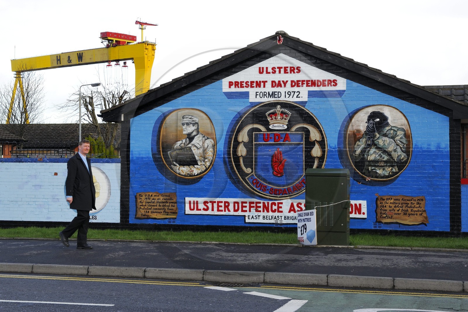Royaume-Uni, Irlande du Nord, Belfast Est, les quartiers loyalistes protestants, Newtownards Road, fresque murale politique à la gloire des milices loyalistes