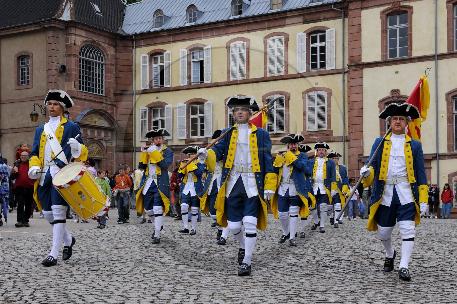 France, Vosges (88), Senones, capitale de l’ex-Principauté de Salm-Salm rattachée à la France en 1793, la relève de la Garde devant l'ancienne abbaye