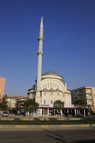 Turquie, Anatolie centrale, Sereflikoçhisar, mosquée au dessus d'un magasin de pneumatiques