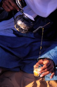 Libye, région du désert, Le Fezzan (Sahara), Tassili de Maghidet, Préparation du thé lors du bivouac du soir