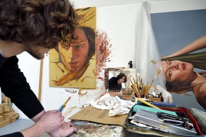 France, Paris (75), quartier de Saint-Germain-des-Prés, Ecole nationale supérieure des Beaux-Arts, batiment Chimay dans l'ancien Hotel de Chimay, l'étudiant en 5ème année Kornel Zezula dans l'atelier Tim Eitel