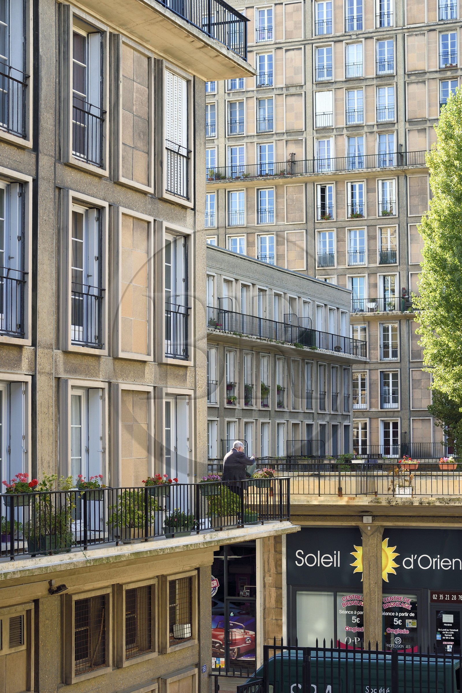France, Seine-Maritime (76), Le Havre, Centre-ville reconstruit du Havre par Auguste Perret classé Patrimoine Mondial de l'UNESCO, cour d'un immeuble Perret dans la rue Victor Hugo