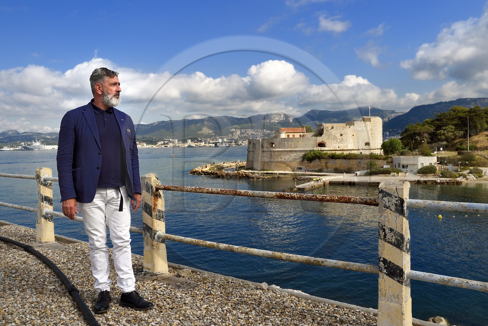 France, Var (83), Rade de Toulon, quartier du Morillon, la Tour Royale également nommée Grosse Tour à la pointe de Pipady vu depuis le mole des torpilles au coeur de la rade, Jean-Pierre Blanc directeur de la Villa Noailles et fondateur de la Design parade