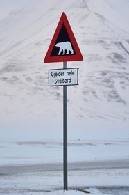 Norvège, Svalbard, Spitzberg, vallée de Adventdalen, panneau de signalisation de danger potentiel de présence d'ours blanc à la sortie de Longyearbyen, Gjelder hele Svalbard s'applique à tout le Svalbard