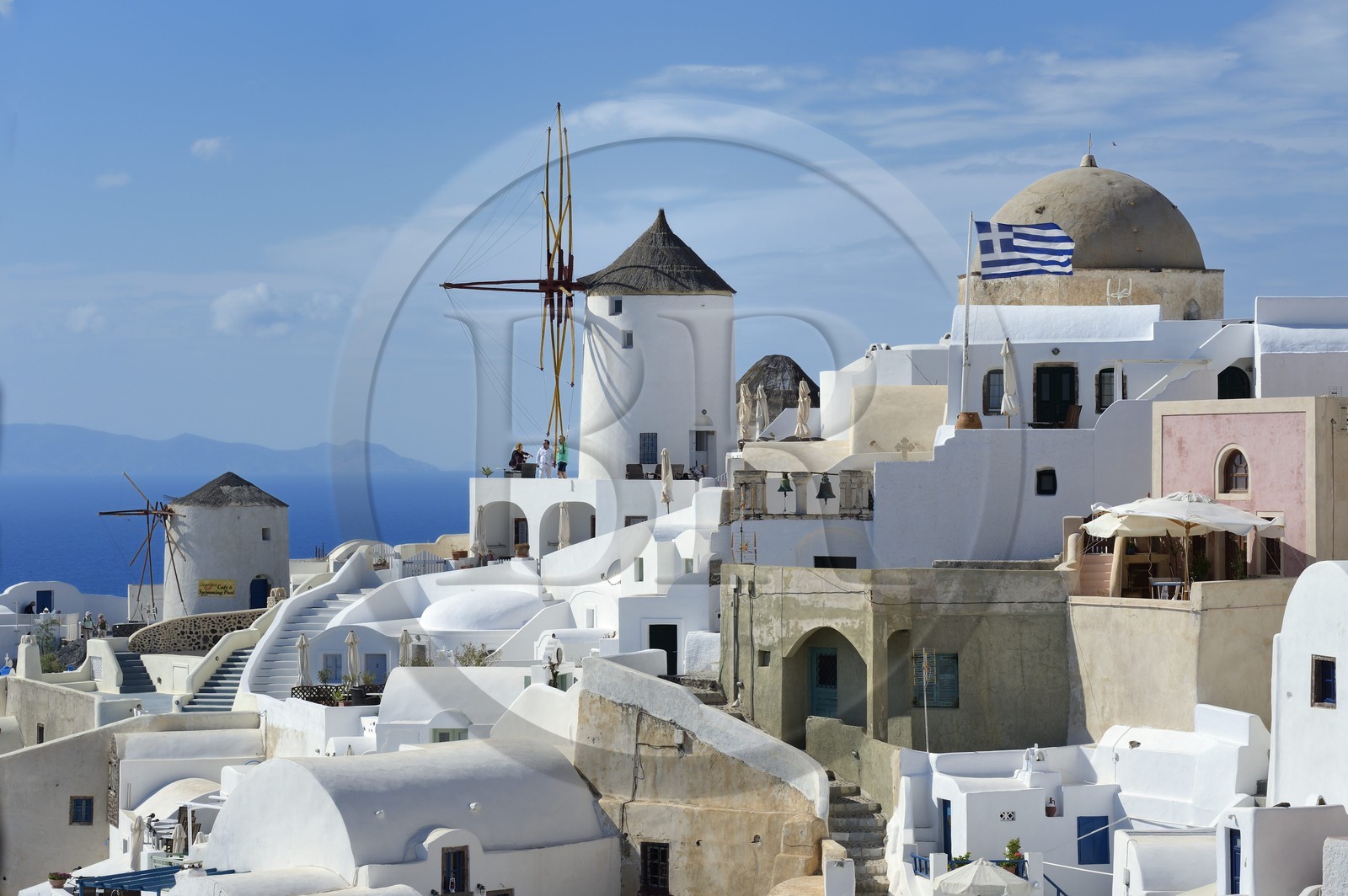 Grèce, Les Cyclades, mer Égée, île de Santorin (Thira ou Théra), moulin à la pointe nord ouest du village de Oia