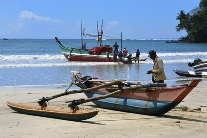 Sri Lanka, Province du Sud, Weligama, bateau de peche sur la plage