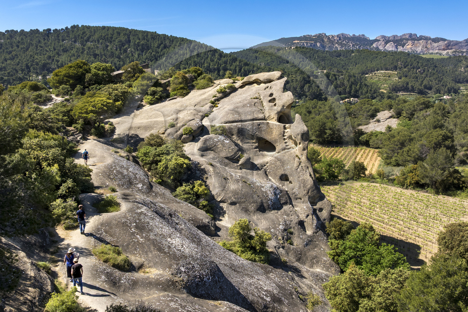 France, Vaucluse (84), Dentelles de Montmirail, Beaumes-de-Venise, le Rocher Rocalinaud, curiosité géologique en grès et habitat troglodytique du néolithique au moyen-âge, les Dentelles Sarrasines et la montagne du Clapis en arrière plan (vue aérienne)