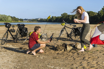 France, Maine-et-Loire (49), vallée de la Loire classée au Patrimoine Mondial par l'UNESCO, Saumur vers Saint-Hilaire, randonnée à bicyclette le long des berges de la Loire, campement pour la nuit sur un des bancs de sable formant des îles sur la Loire