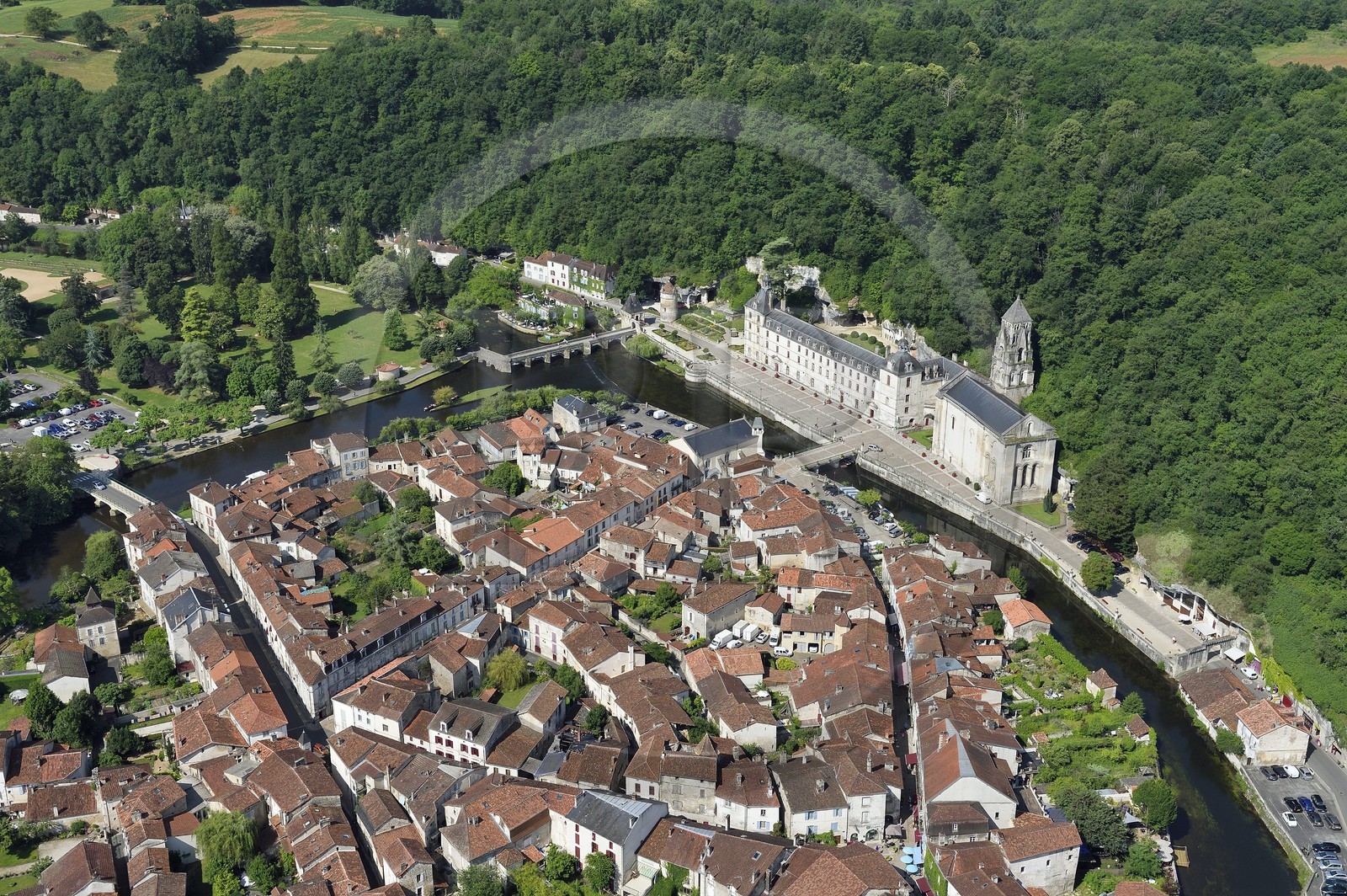 France, Dordogne (24), Brantôme, l'abbaye bénédictine Saint-Pierre en bordure de la Dronne et le village (vue aérienne)