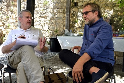 France, Alpes-Maritimes (06), Saint Paul de Vence, Pierre Lamalattie interviewant pour le magazine Artension Olivier Kaeppelin Président de la Biennale Internationale de Saint-Paul de Vence