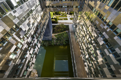 France, Hérault (34), Montpellier,  quartier de Port Marianne, l'Hotel de Ville conçu par les architectes Jean Nouvel et François Fontès, patio entre eau et ciel