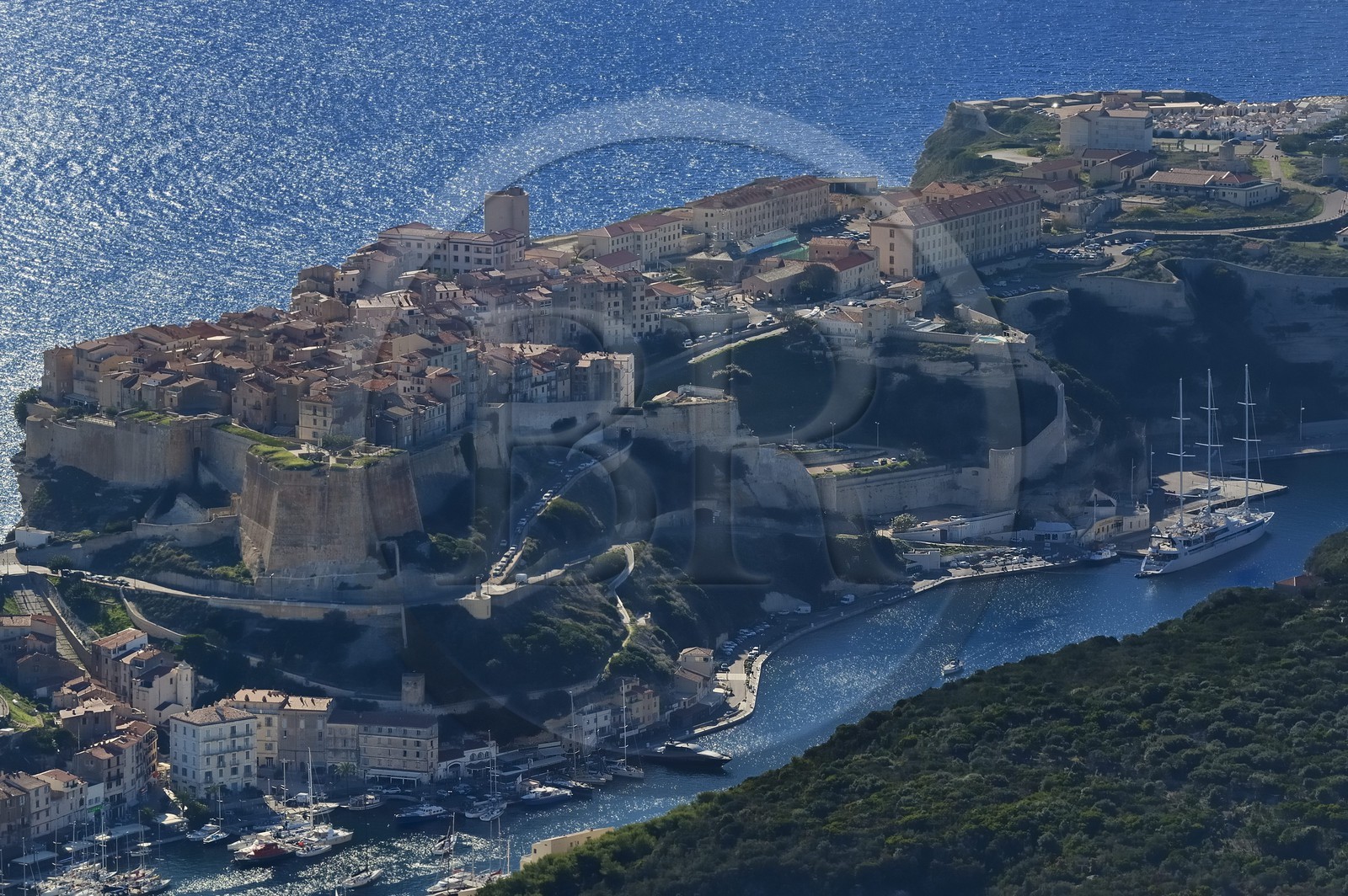 France, Corse-du-Sud (2A), Bonifacio, les falaises calcaires, la citadelle et la vieille ville (vue aérienne)