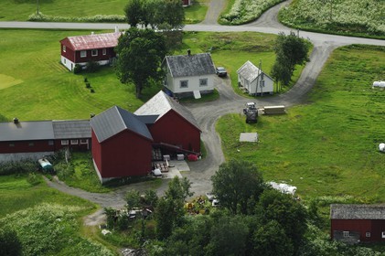 Norvège, Troms, habitations dans le Solbergfjorden au sud de Tromso (vue aérienne)