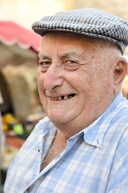 France, Dordogne (24), Périgord Pourpre, Monpazier, labellisé Les Plus Beaux Villages de France, jour de marché sur la place des Cornières, monsieur Vielmon un des anciens du village