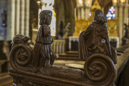 France, Côtes-d'Armor (22), Tréguier, cathédrale Saint-Tugdual, stalles de chêne du chœur sculptées entre 1509 et 1512, sculpture de Saint Yves parlant à la lavandière