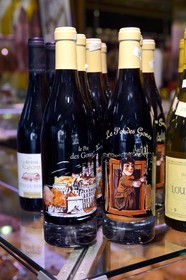 France, Rhône (69), Lyon, cours Lafayette, les Halles Paul Bocuse, vins aux couleures locales