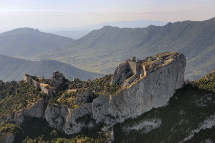France, Aude (11), Pays Cathare, le château de Peyrepertuse du XIIe siecle et le château de Quéribus en silhouette au fond (vue aérienne)