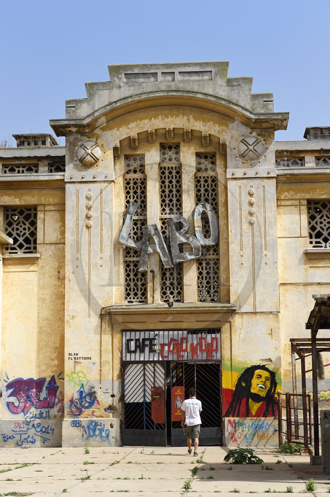 Maroc, Casablanca, les anciens abattoirs mélangeant les styles Art Déco et néo-mauresque dans la rue Jaafar-El-Barmaki construits en 1922 par l'architecte Georges-Ernest Desmarest, devenu aujourd'hui un centre culturel: La Fabrique Culturelle