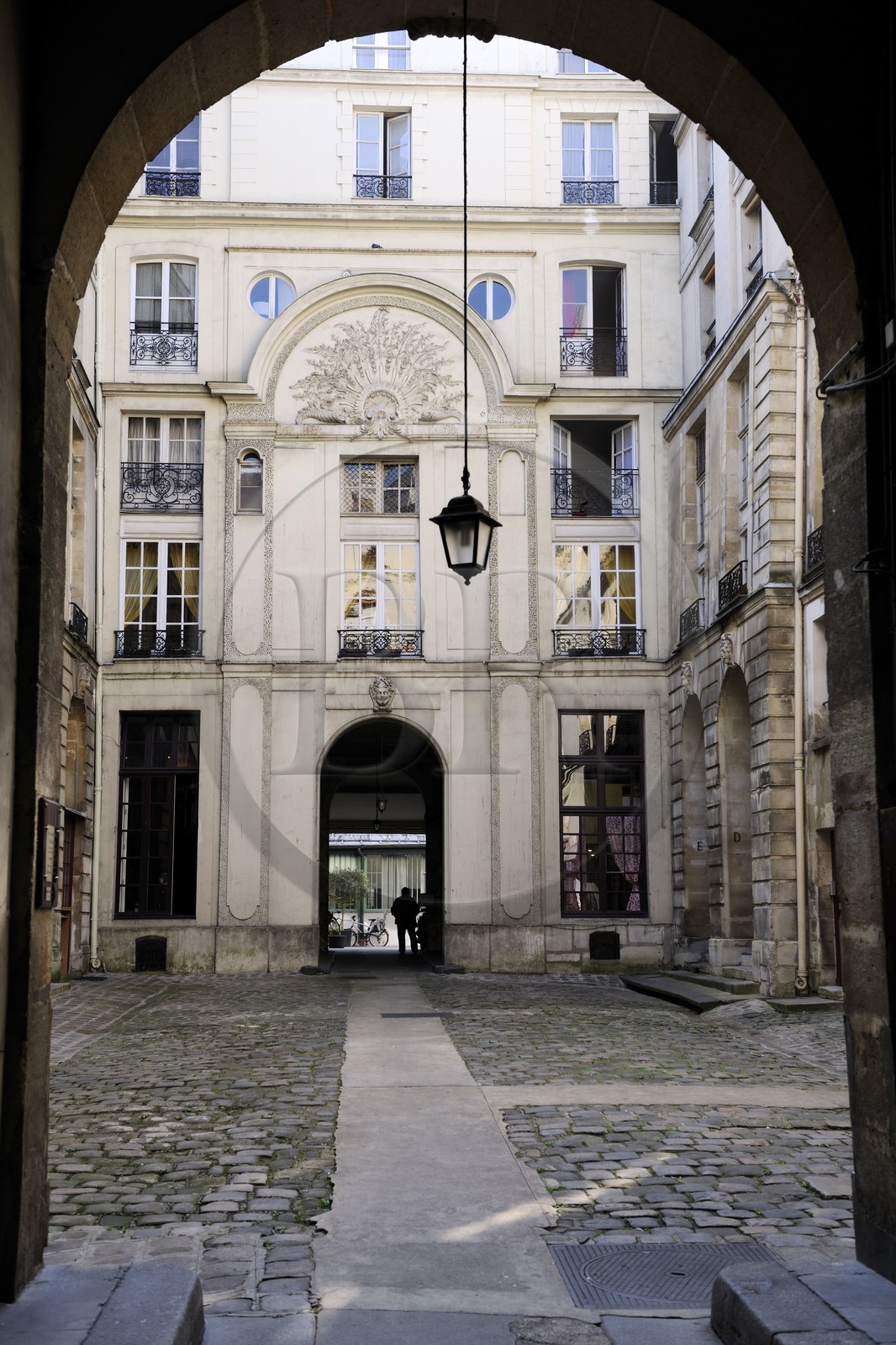 France, Paris (75), île Saint Louis, cour intérieur d'un hôtel particulier de la rue Saint-Louis-en-l'île