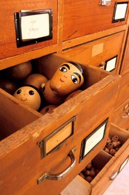 France, Jura (39), Moirans-en-Montagne, fabrication traditionnelle de poupées et de marionnettes en bois de l'entreprise Chaliuce