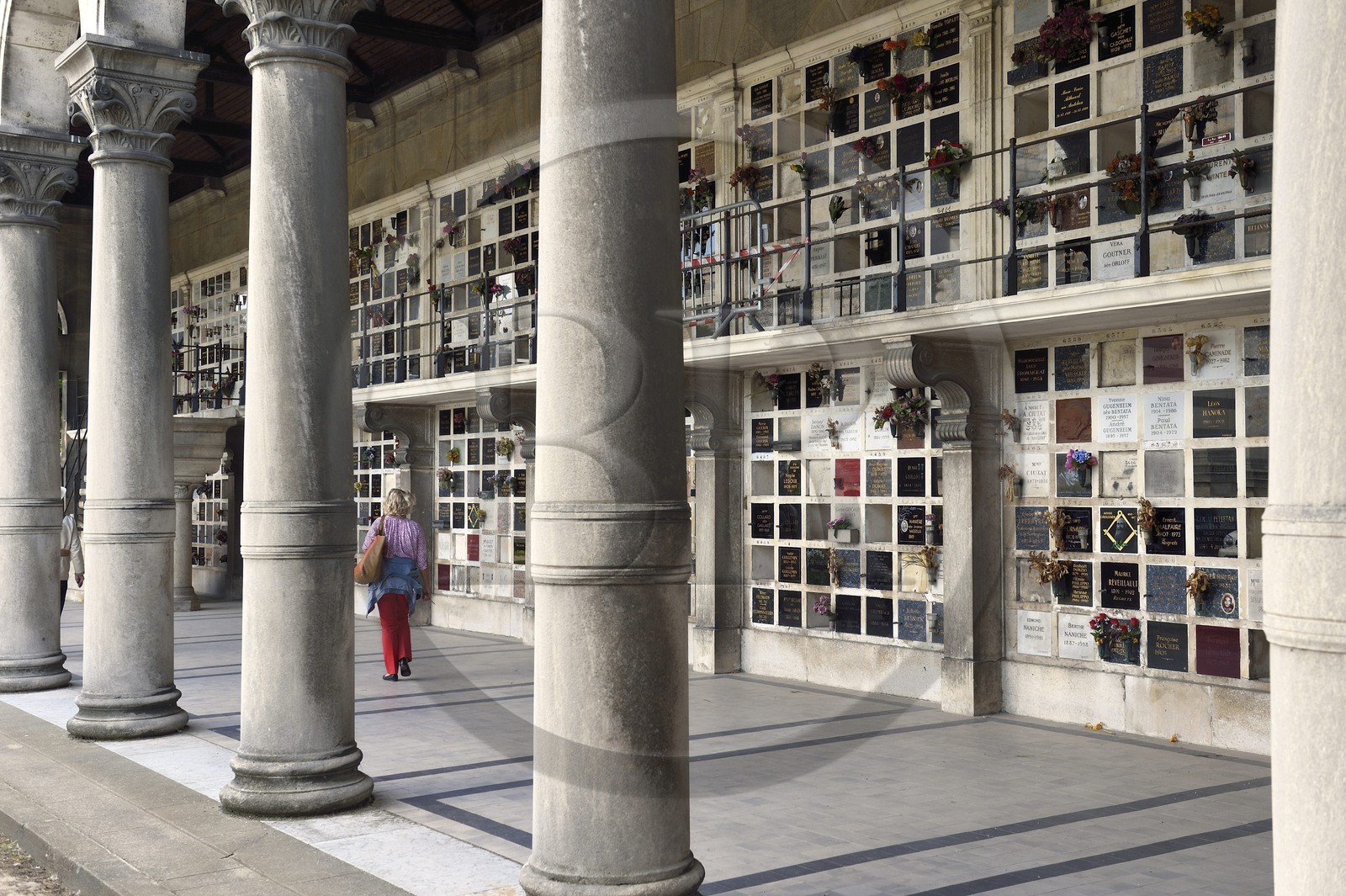 France, Paris (75), cimetière du Père-Lachaise, stèles du colombarium