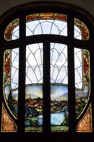 France, Meurthe et Moselle (54), Nancy, immeuble Art Nouveau de la chambre de commerce et d'industrie (CCI), les vitraux au rez-de-chaussée représentant des paysages lorrains ont été conçus par Jacques Gruber