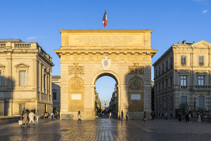 France, Hérault (34), Montpellier, centre historique appelé l’Ecusson, l'Arc de Triomphe (XVIIème siecle) et la rue Foch