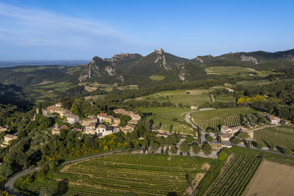 France, Vaucluse (84), Dentelles de Montmirail, le village de Suzette entouré par le vignoble, le Clapis prolongé par le Grand Montmirail à gauche, les Dentelles Sarrasines au centre et le Grand Travers à droite en arrière plan (vue aérienne)