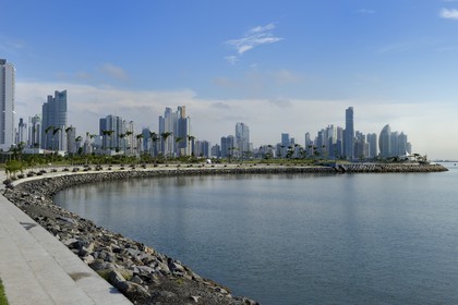 Panama, Panama City, le front de mer et ses gratte-ciels depuis l'avenida Balboa Cinta Costera, la pointe Colon et la Trump tower en arrière plan à droite