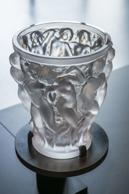 France, Bas-Rhin (67), Wingen-sur-Moder, le musée Lalique, Vase Bacchantes en cristal représentant des danseuses, créé en 1927