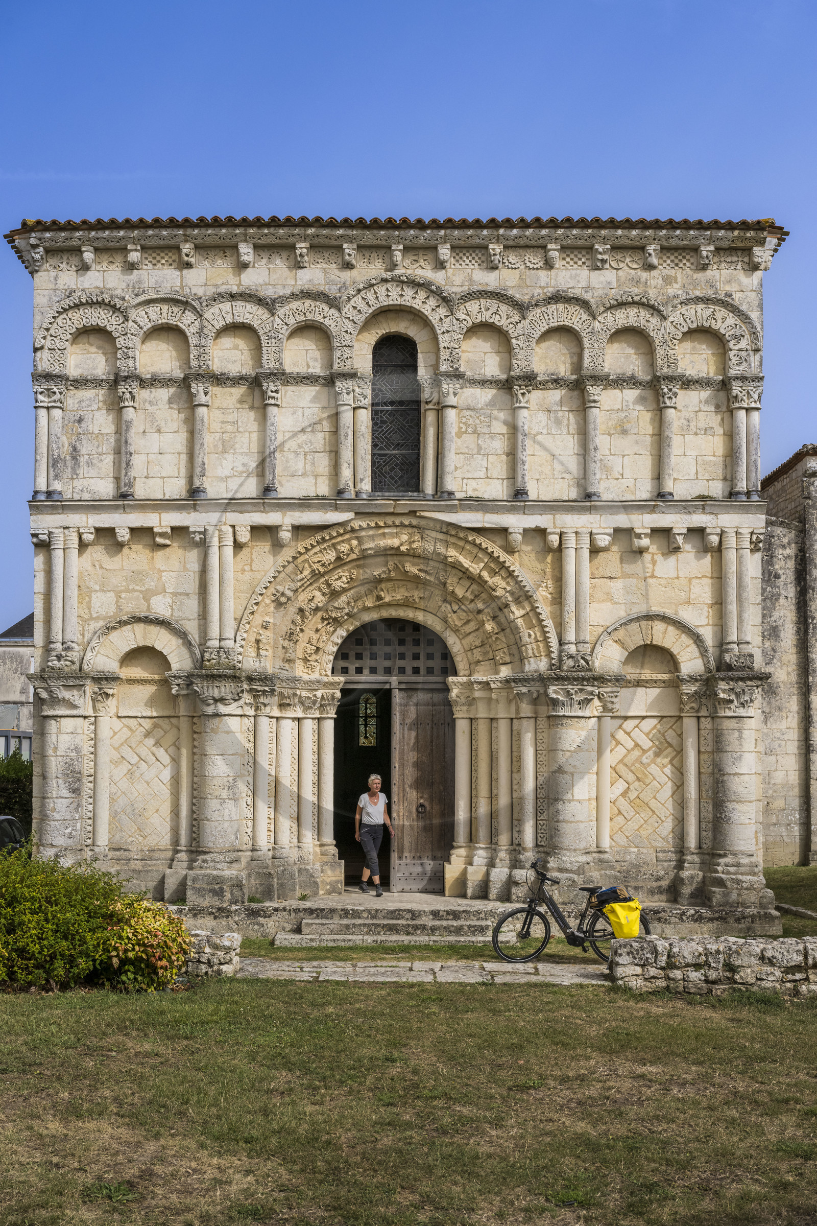 France, Charente-Maritime (17), Echillais, cyclistes faisant la véloroute devant l'église romane Notre-Dame du XIIe siècle classée monument historique
