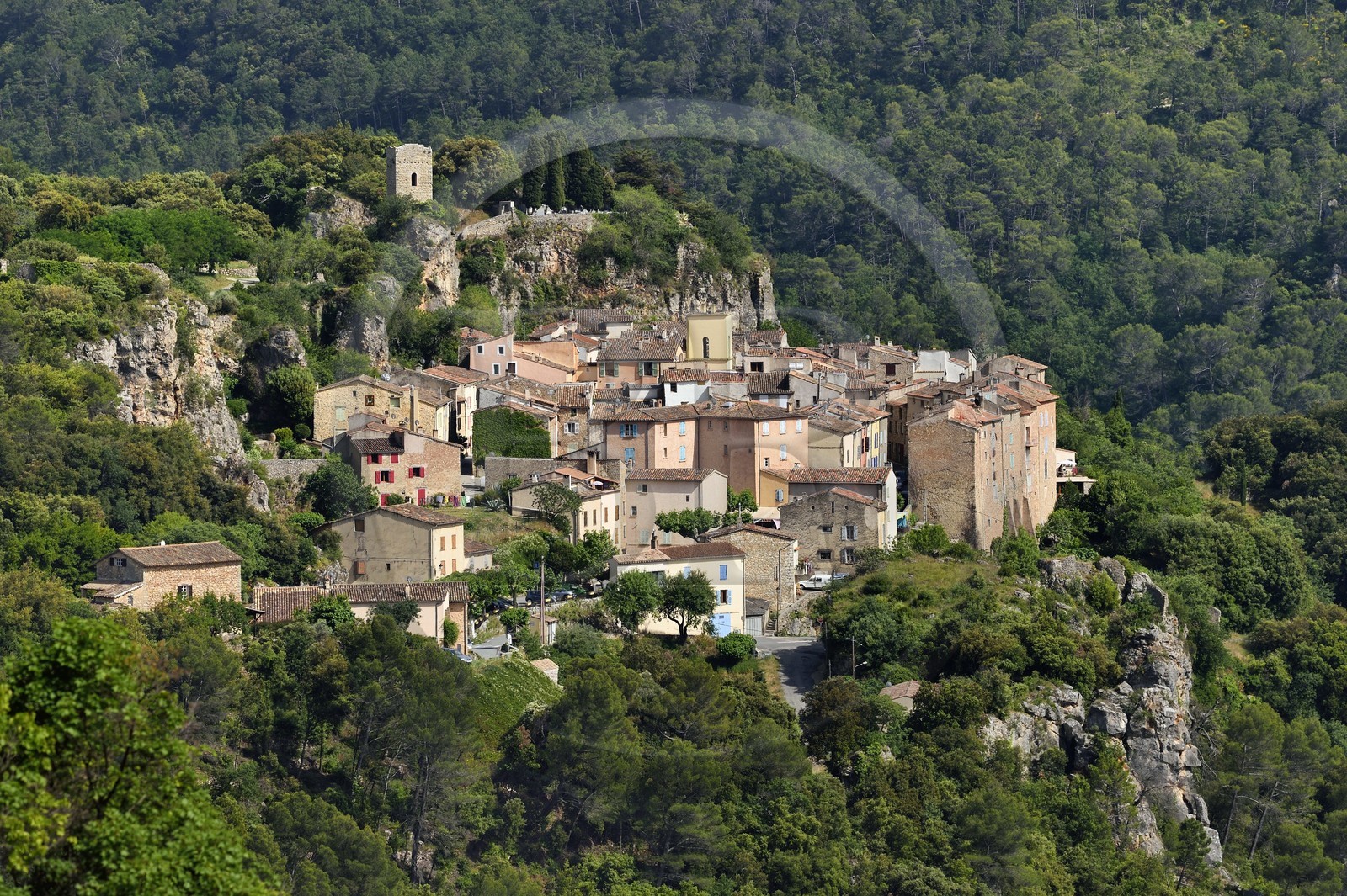 France, Var (83), La Dracénie, village de Châteaudouble surplombant les gorges sur la Nartuby