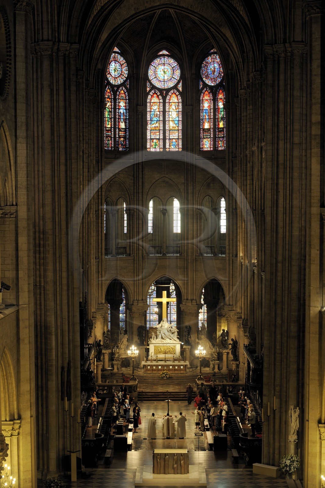France, Paris (75), Ile de la Cité, cathédrale Notre-Dame de Paris, célébration d'une messe dans le choeur, on apperçoit la Vierge à l'Enfant sur la colonne droite au niveau du transept