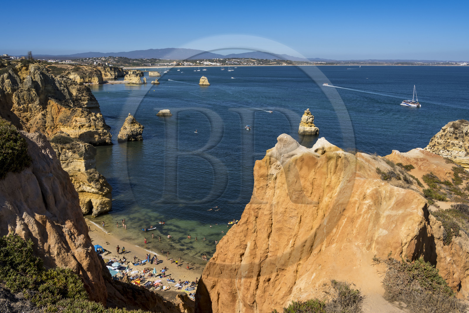 Portugal, Algarve, Lagos, la plage de Praia do Camilo nichée entre des falaises escarpées non loin de Ponta da Piedade