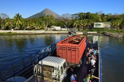 Nicaragua, Ile d'Ometepe sur le lac Nicaragua, arrivée du ferry au port de Moyagalpa avec en fond le volcan Conception (1610 m) toujours en activité