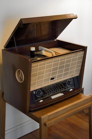 France, Seine-Maritime (76), Le Havre, Centre-ville reconstruit du Havre par Auguste Perret classé Patrimoine Mondial de l'UNESCO, Maison du Patrimoine atelier Perret, appartement temoin de la reconstuction, agencé et meublé année 1950, radio et tourne-disque