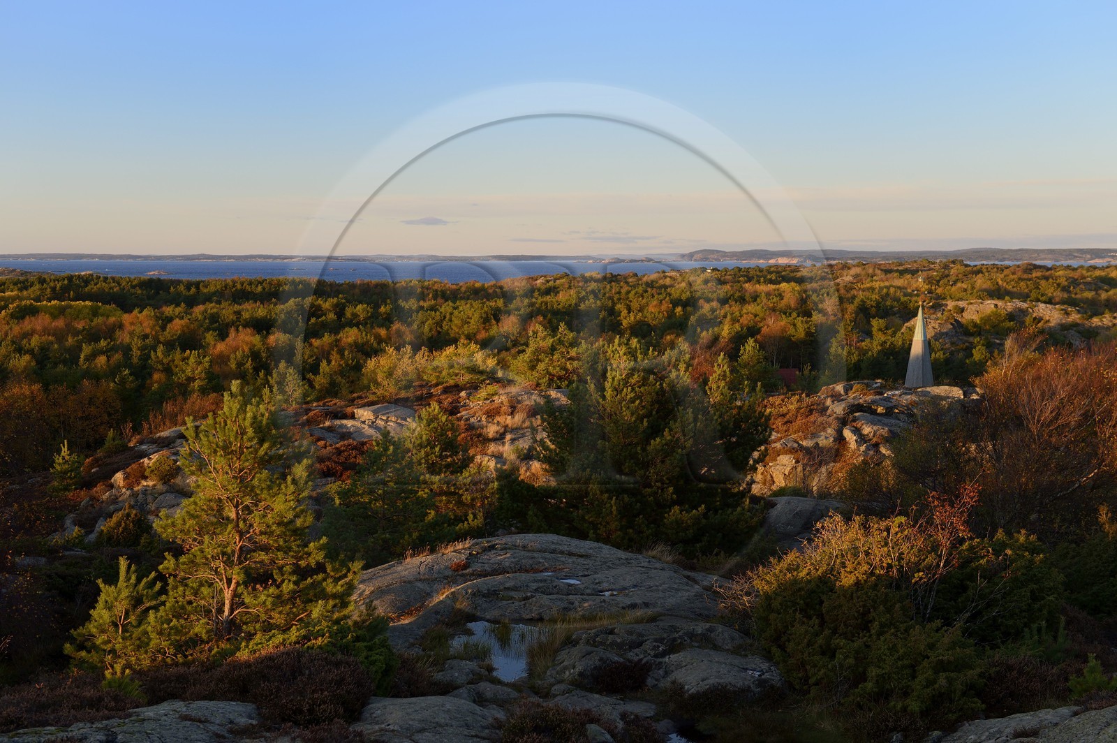 Suède, Västra Götaland, Iles Koster, Sydkoster, clocher de l'église de l'ile vue du rocher de Valfjäll