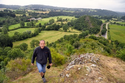 France, Puy-de-Dôme (63), sur la butte basaltique de Saint-Pierre-Le-Chastel surplombant la vallée de la Sioule, l'ingénieur agronome et géographe Yves Michelin, passionné d'histoire et de paléontologie, est aussi auteur de livres et un des acteurs du classement de la Chaîne des Puys et de la Faille de Limagne au patrimoine mondial de l’Unesco