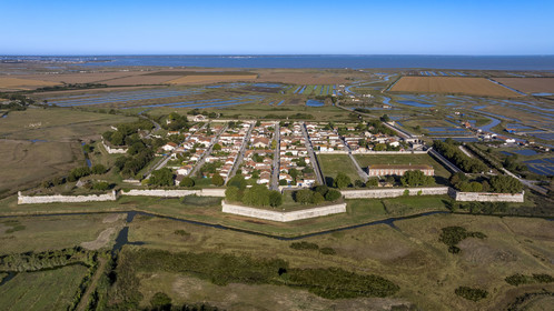 France, Charente-Maritime (17), Saintonge, Marennes-Hiers-Brouage, citadelle de Brouage, labellisé Les Plus Beaux Villages de France, les remparts batis de 1630 à 1640 dessinent un carré de 400m de côté et sont défendus par 7 bastions munis d'échauguettes (vue aérienne)